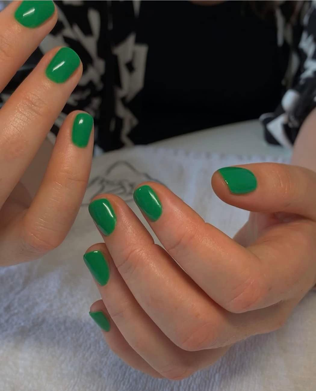 Sethexy Short Square Green False Nails Glossy Pure Color Collection Press on Nails 24Pcs Full Cover Acrylic Stick on Nails for Women and Girls image number 6