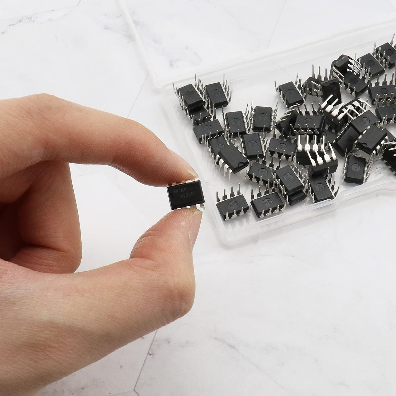 Emsea 50Pcs NE555P NE555 DIP 8 Single Bipolar Precision Timers 4.5V-18V 10Ma image number 2