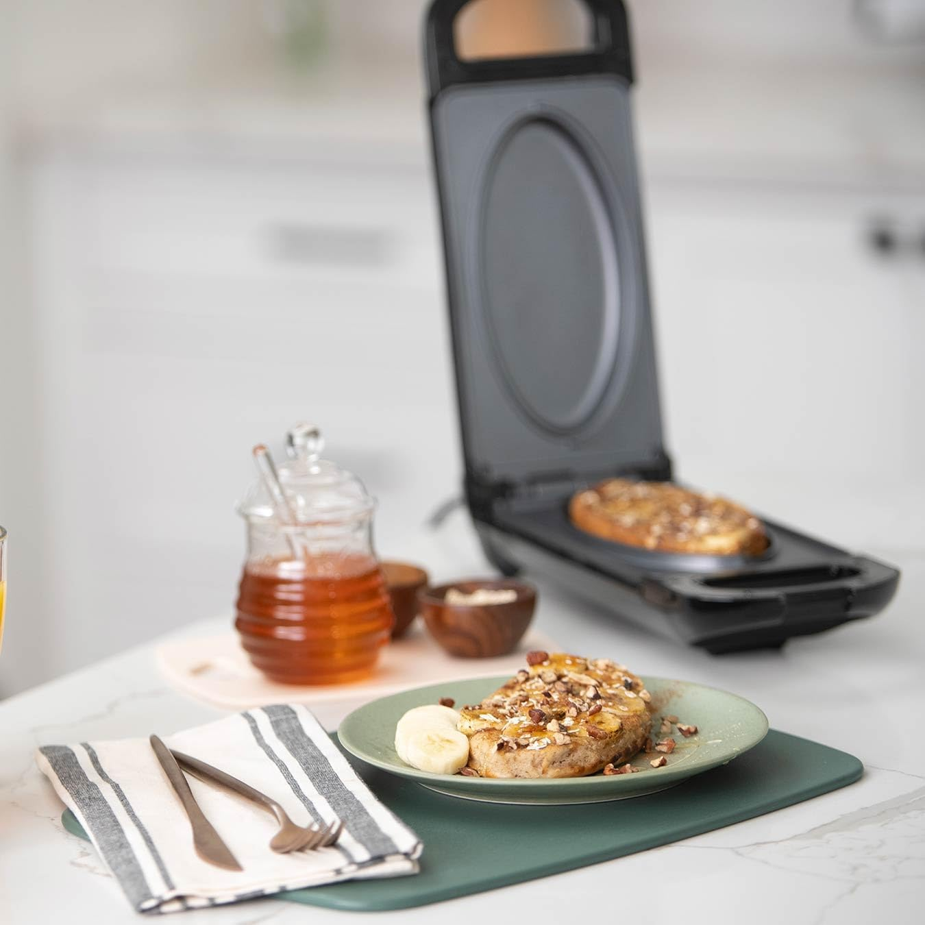 Drew&Cole 5 Minute Cleverchef 700W Non-Stick Multicooker Great for Steaks, Omelettes, Toasties, Pizzas & Dessert Maker Quick Meals Cool-Touch Handle & Auto Temp Sensor (Black) image number 3