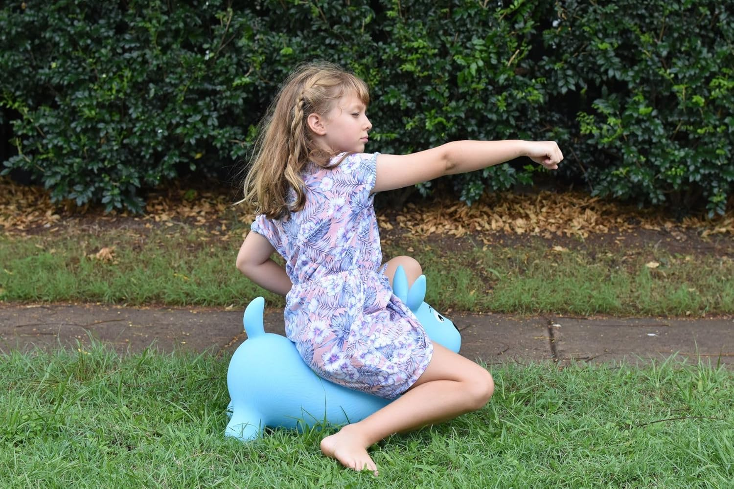 Kaper Kidz Bouncy Rider Ozzie the Blue Heeler &ndash; Inflatable Ride-On Toy for Kids 12 Months+ | Balance & Coordination Bouncing Animal Toy with Hand Pump, Blue image number 4