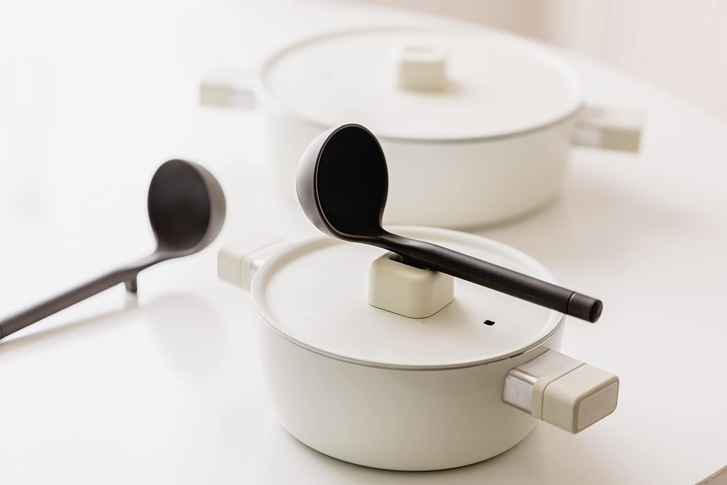 Dr. House Rumi Pot, 7.1 Inches (18 Cm), Ivory with Lid, Both Handed Pot, Induction Compatible, All Heat Sources, Ceramic, Made in Korea image number 1