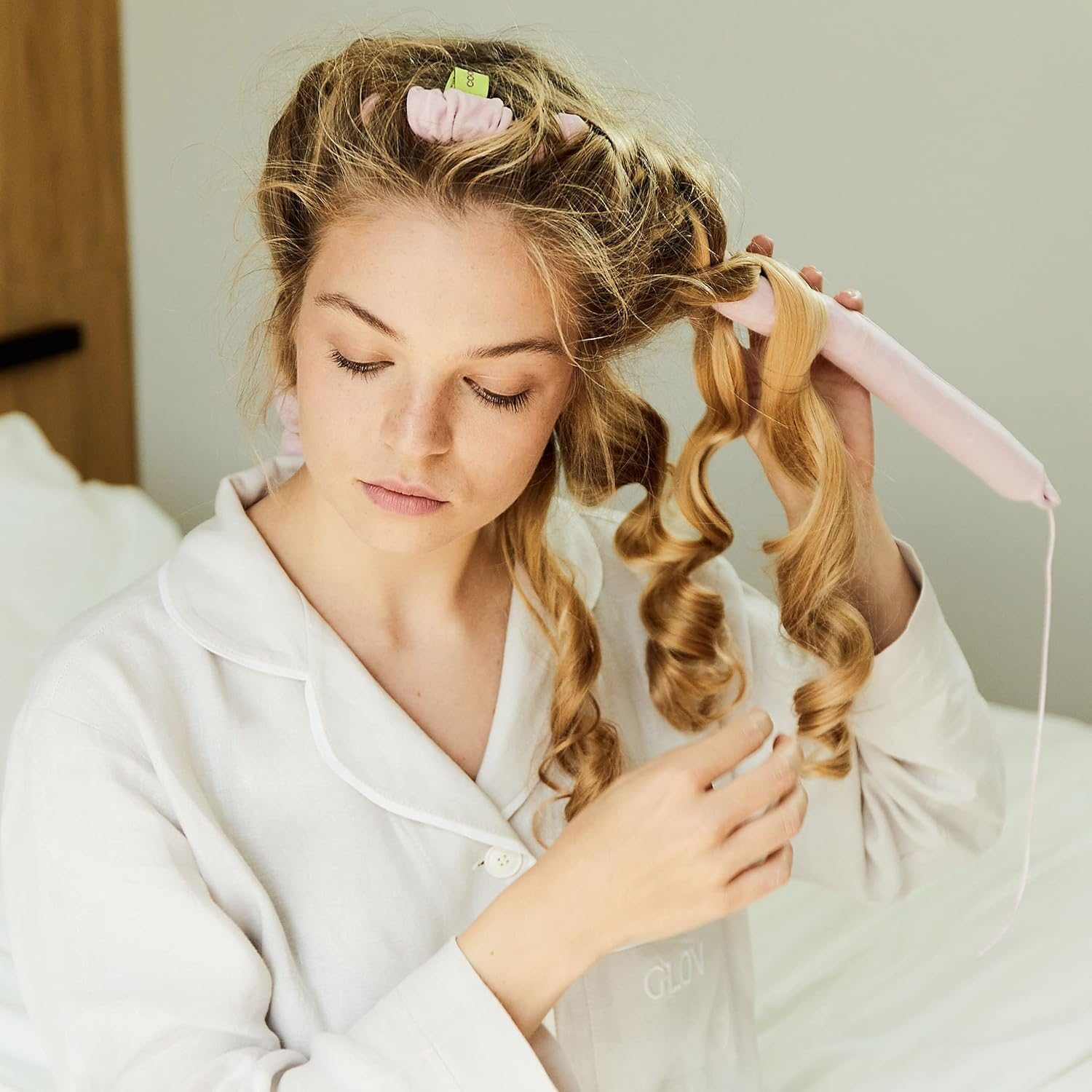 The Heat-Resistant Curlers with Our Curl Band Conjure up Dreamy Voluminous Curls in No Time at All for the Perfect Look. This Method Is Effective and Gentle image number 3