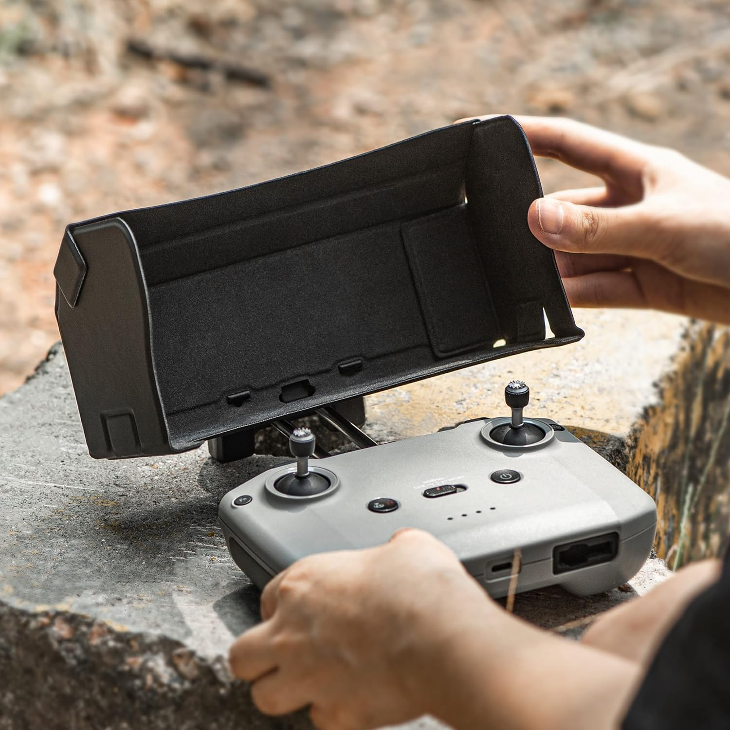 STARTRC Sun Hood Sunshade for DJI Mini 2 SE/3/3 Pro/2, Mavic Air 2/Air 2S/3 Classic Controller Accessories for 4.4-7.1Inch Smartphone Screen image number 4