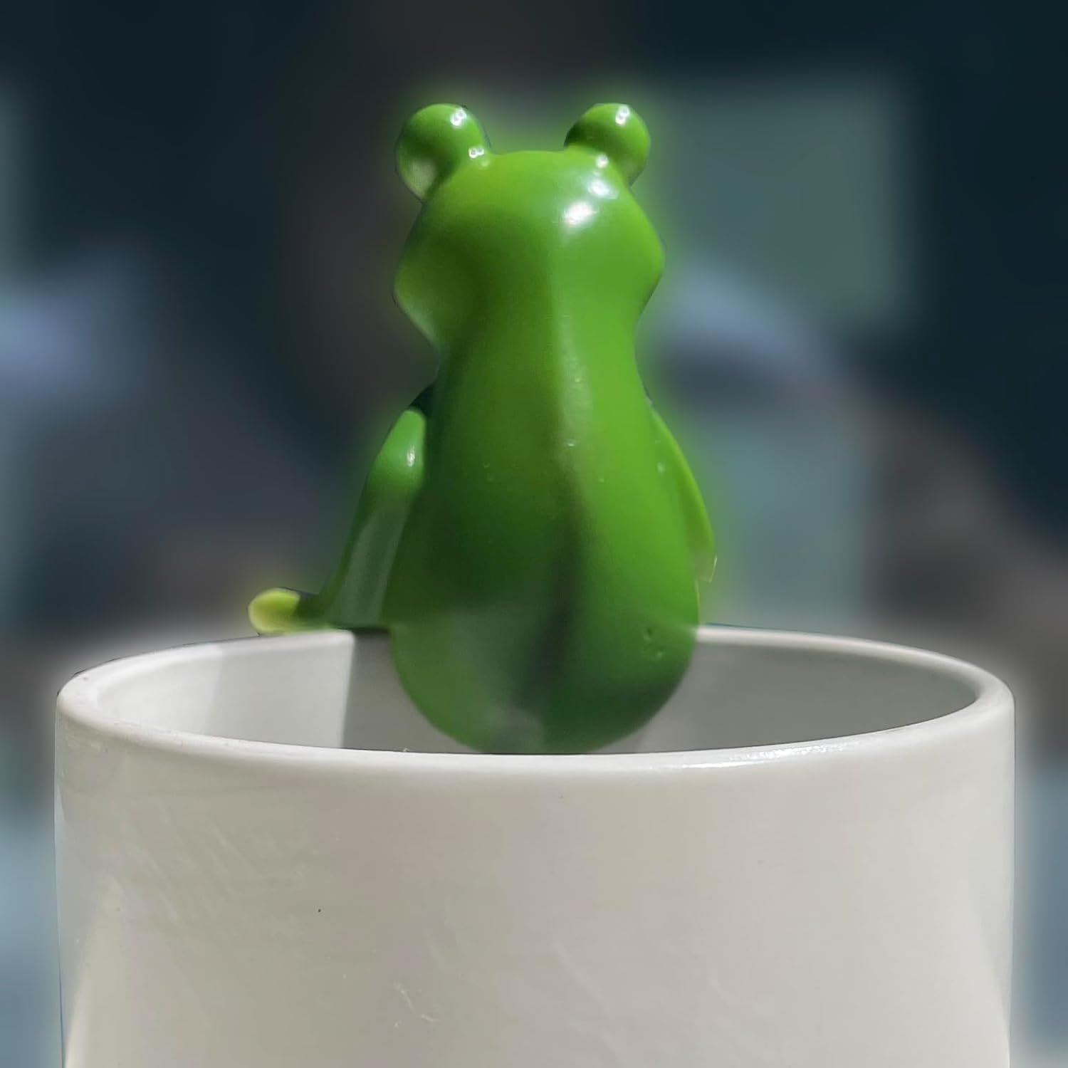 Funny Drinking Frog Statue Flower Pot Hugger Resin Hanging Frog Figurine Planter Pot Decorations for Home Garden Fence Balcony Patio Lawn Yard Ornaments (Drinking Juice) image number 3