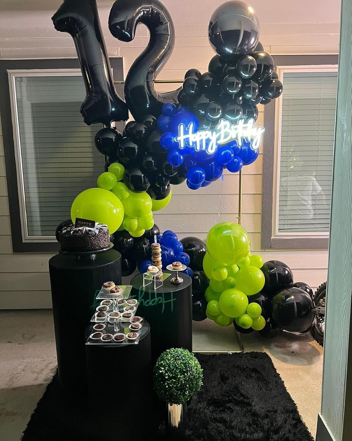 40-Inch Black Number 1 Balloon &ndash; Giant Helium Balloon for First Birthday, 10Th, 21St, and Milestone Celebrations &ndash; Large Foil Number Balloon for Party Decorations image number 5