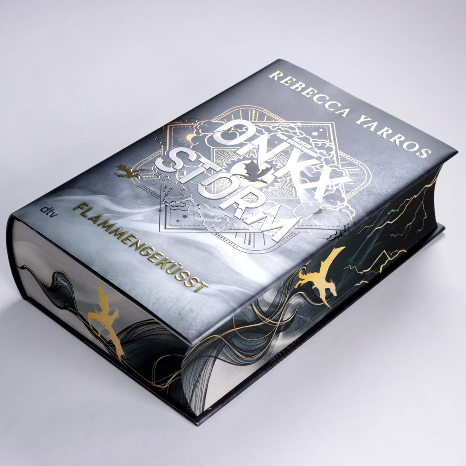 Onyx Storm - Flammengek&uuml;sst: Roman | Deluxe-Ausgabe Mit Atemberaubendem Farbschnitt | Die Hei&szlig;ersehnte Fortsetzung Von 'Fourth Wing' Und 'Iron Flame' image number 3