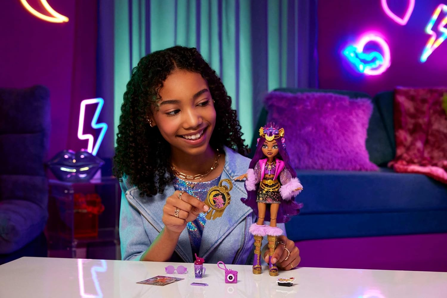 Monster High Monster Fest Doll, Clawdeen Wolf with Glam Outfit & Festival Themed Accessories like Snacks, Band Poster, Statement Bag & More image number 3