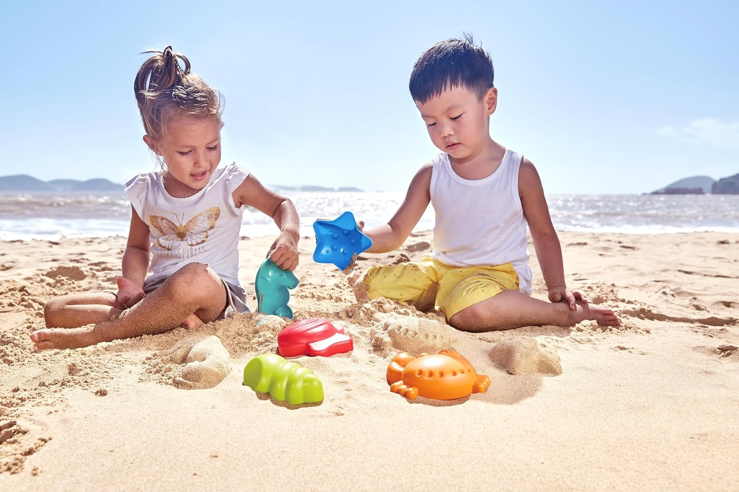 Hape Master Builder Sand Castle Kit - Beach Toys Set with Brick Molds and Tools - Kids Outdoor Sand Box Play Set with Construction Tools image number 6