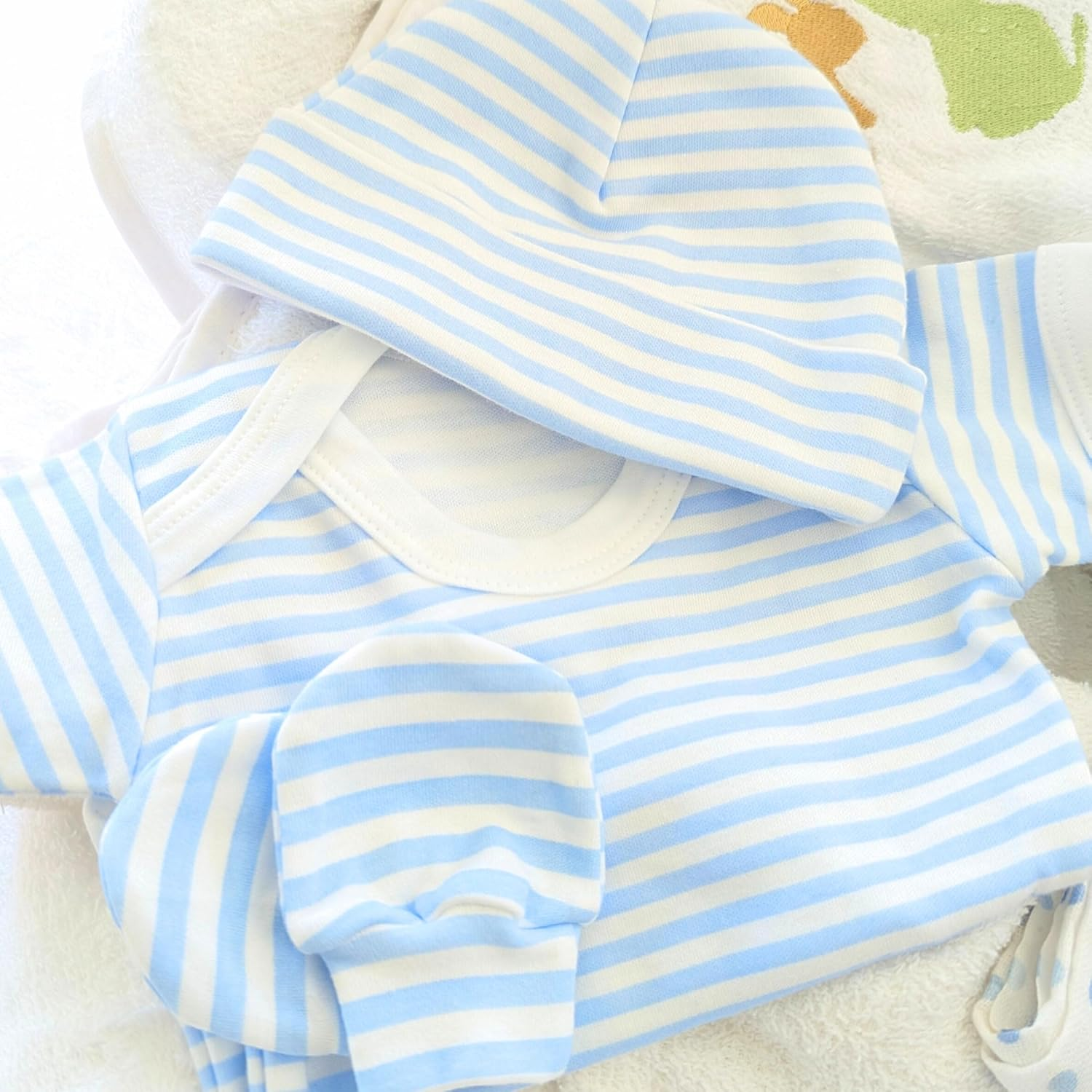 New Baby Boy Gift Set Peter Rabbit Baby Gifts, Peter Rabbit Book, Baby Milestones Baby Clothes Blanket Star Plaque 10 Piece image number 3