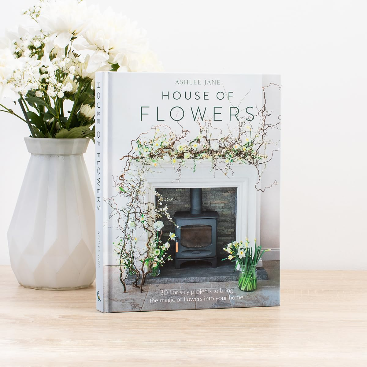 House of Flowers: 30 Floristry Projects to Bring the Magic of Flowers into Your Home image number 2