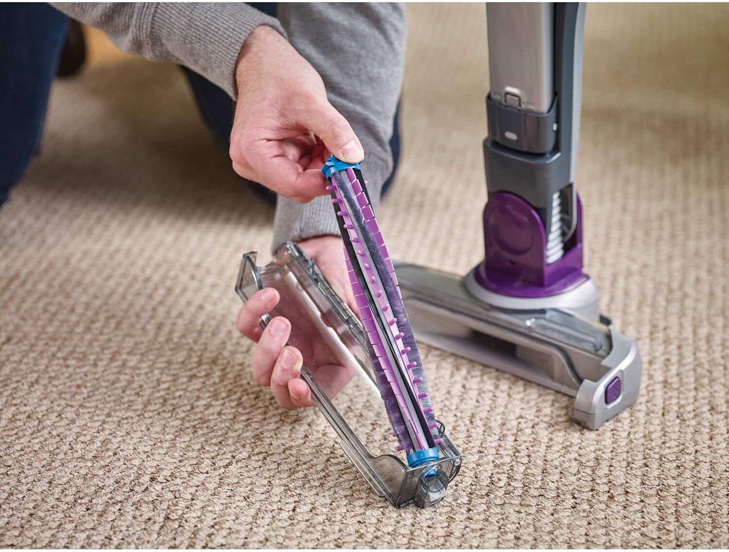 BLACK+DECKER 18V Lithium-Ion 2-IN-1 Pet Stick Vacuum image number 2