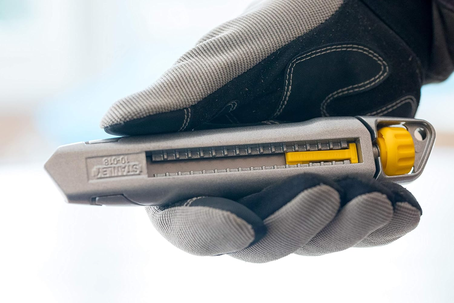 Stanley Interlock Cutter Knife 1-10-018 (18 Mm Blade Width, 165 Mm Blade Length, Metal Body with Patented Interlock Connection, Easy, Tool-Free Blade Change) image number 1