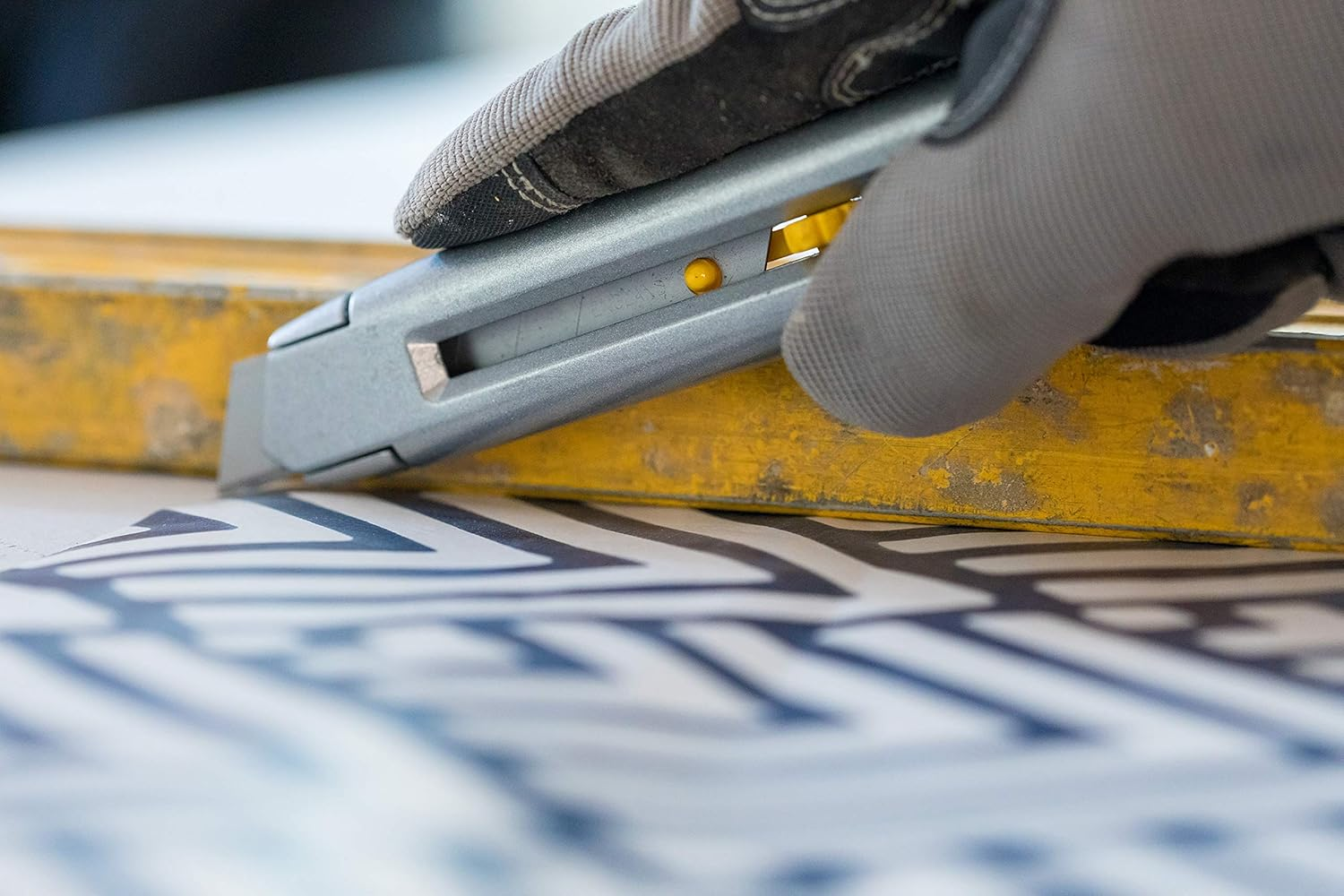 Stanley Interlock Cutter Knife 1-10-018 (18 Mm Blade Width, 165 Mm Blade Length, Metal Body with Patented Interlock Connection, Easy, Tool-Free Blade Change) image number 4