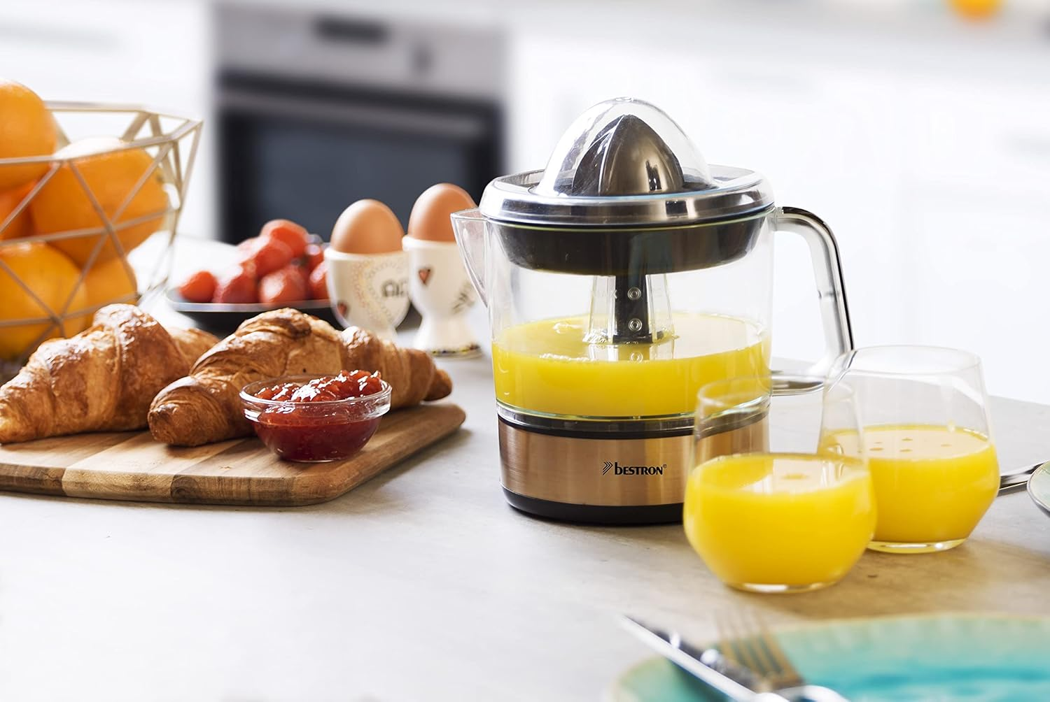 Bestron Electric Citrus and Orange Press, Including 2 Press Cones and Aroma Lid, Motor with Two Directions of Rotation (Left/Right), Capacity: 0.7 Litres, 40 Watts, Colour: Copper - Copper image number 4