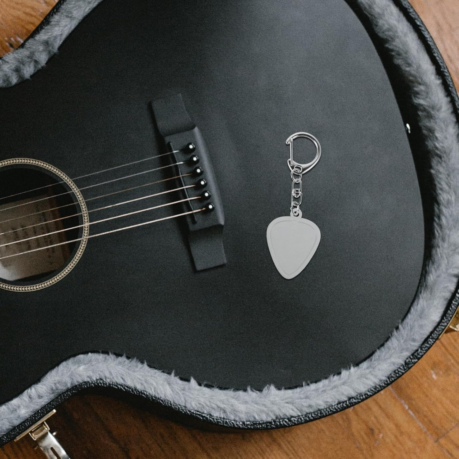 Ksngtixe 1PCS Heart Shaped Guitar Pick Holder Keychain, Clear Transparent Storage Case for Guitar Picks, Easy Identification Accessory for Musicians & Music Lovers image number 3