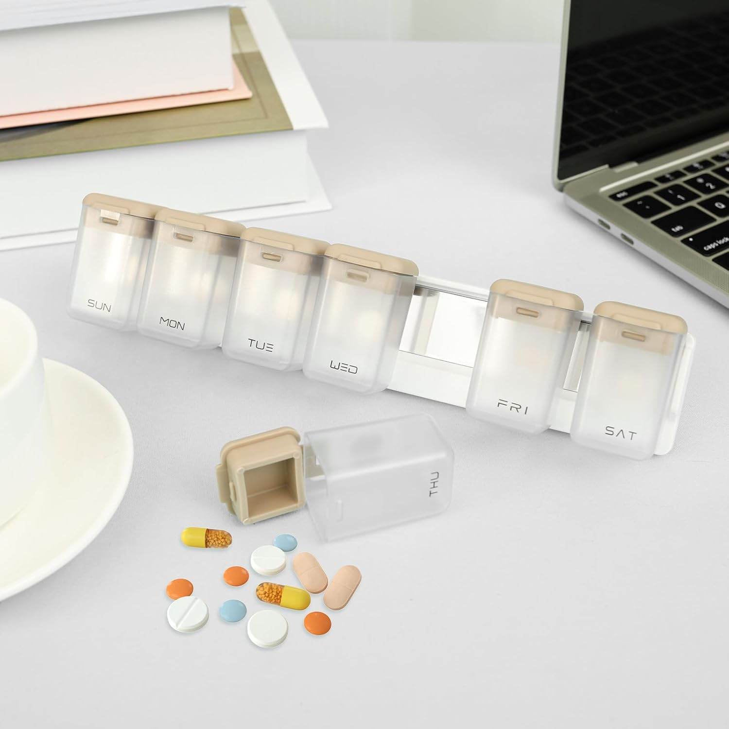 Plastic Magnetic Weekly Pill Organizer, Removable Large Capacity Weekly Pill Dispenser Box, with Sealed Lid for Supplement Vitamins Fish Oil (Colourful)