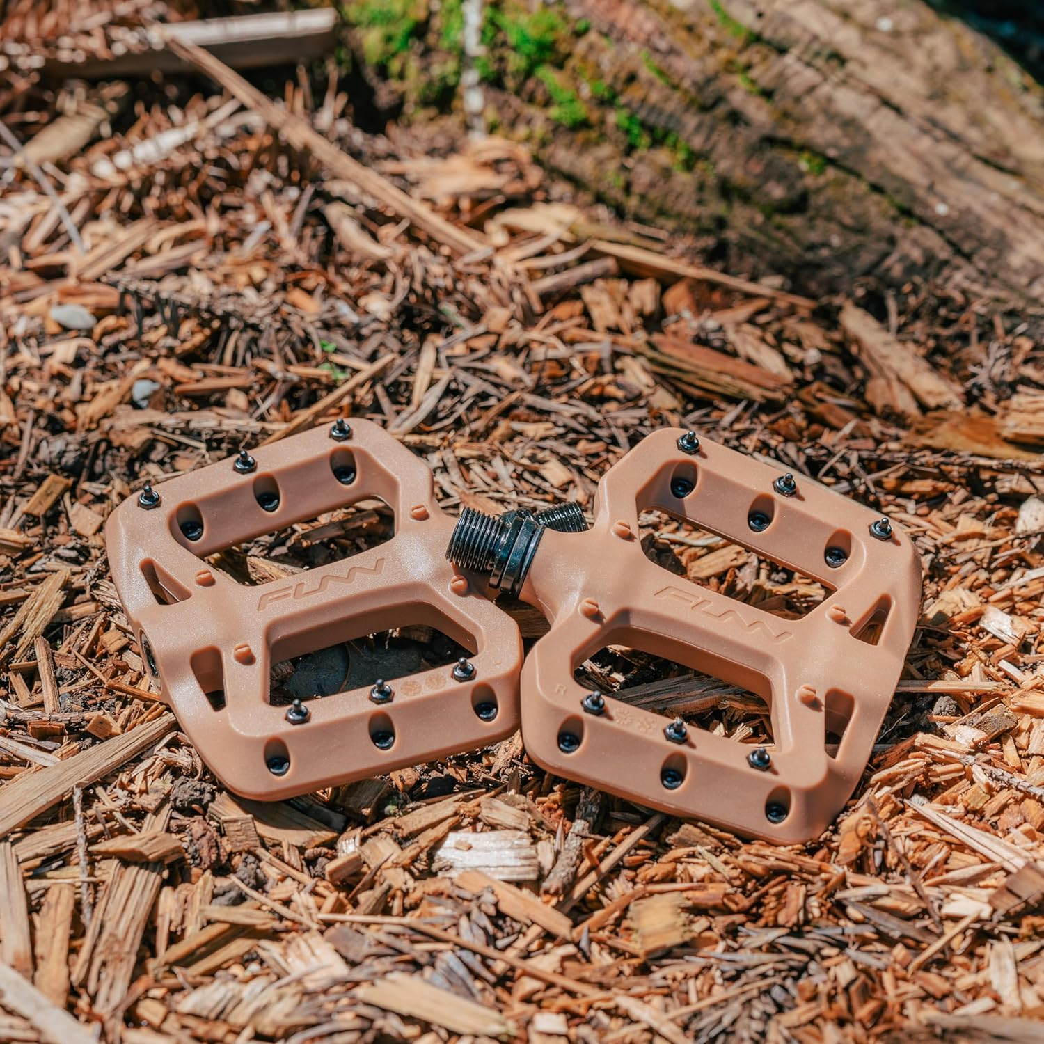 Funn Taipan S Glass Fiber Reinforced Thermoplastic Bike Pedals with 9/16-Inch Crmo Axles and Shin-Friendly Pins for Mtb/Bmx/Urban/Gravel Riding - Blue image number 3