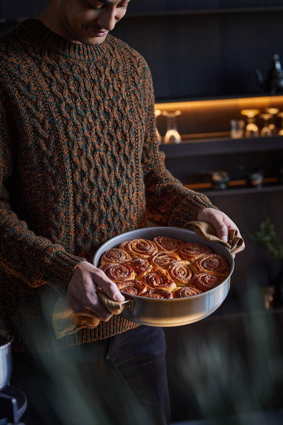 Fiskars Roasting Dish with Lid, Diameter 28 Cm, Coated, Suitable for All Hobs, Recycled Stainless Steel, All Steel, Silver, 1064749 image number 4