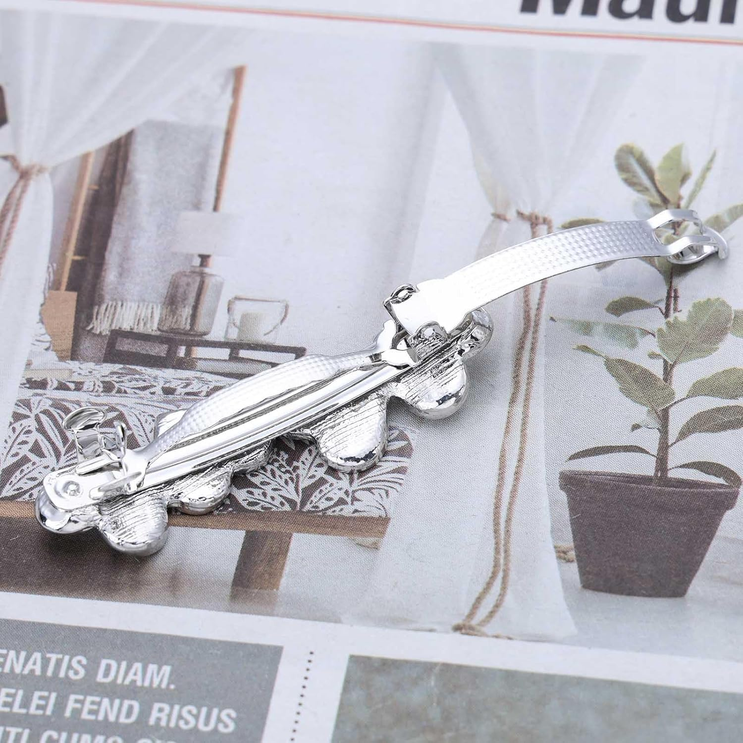 Wendalern Rhinestone Heart Hair Clip Crystal Heart Cluster Hair Pin Clip Silver Heart Shaped Non-Slip Metal Geometric Hair Clips Wedding Headpiece Hair Styling Accessories for Women image number 4