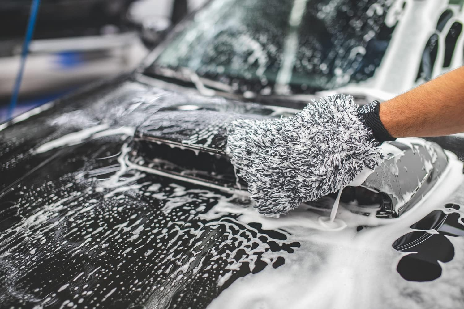 The Rag Company - the Cyclone Ultra Wash Mitt 8In X 9In and Cyclone Ultra Wash Pad 10In X 10In - 70/30 Blend Korean Microfiber, Foam Padding, Scratch-Free, Lint-Free, Black (2-Pack) image number 5