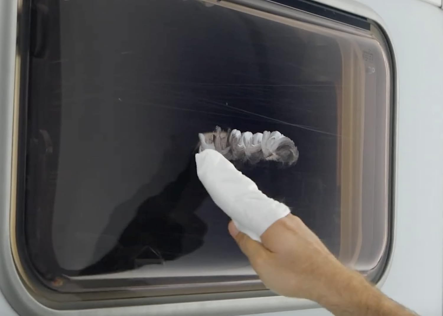 QUIXX 10003 Acrylic Scratch Remover - Removes Scratches from Clear Acrylic and Plexiglas Surfaces on Cars, Motorcycles, Caravans, and Boats image number 5