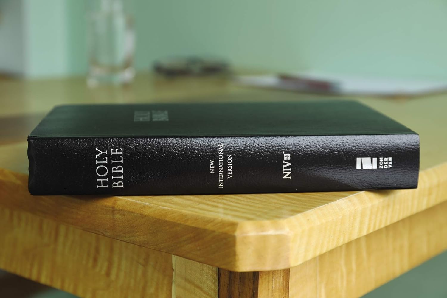 NIV Gift and Award Bible Red Letter Edition [Black] image number 3