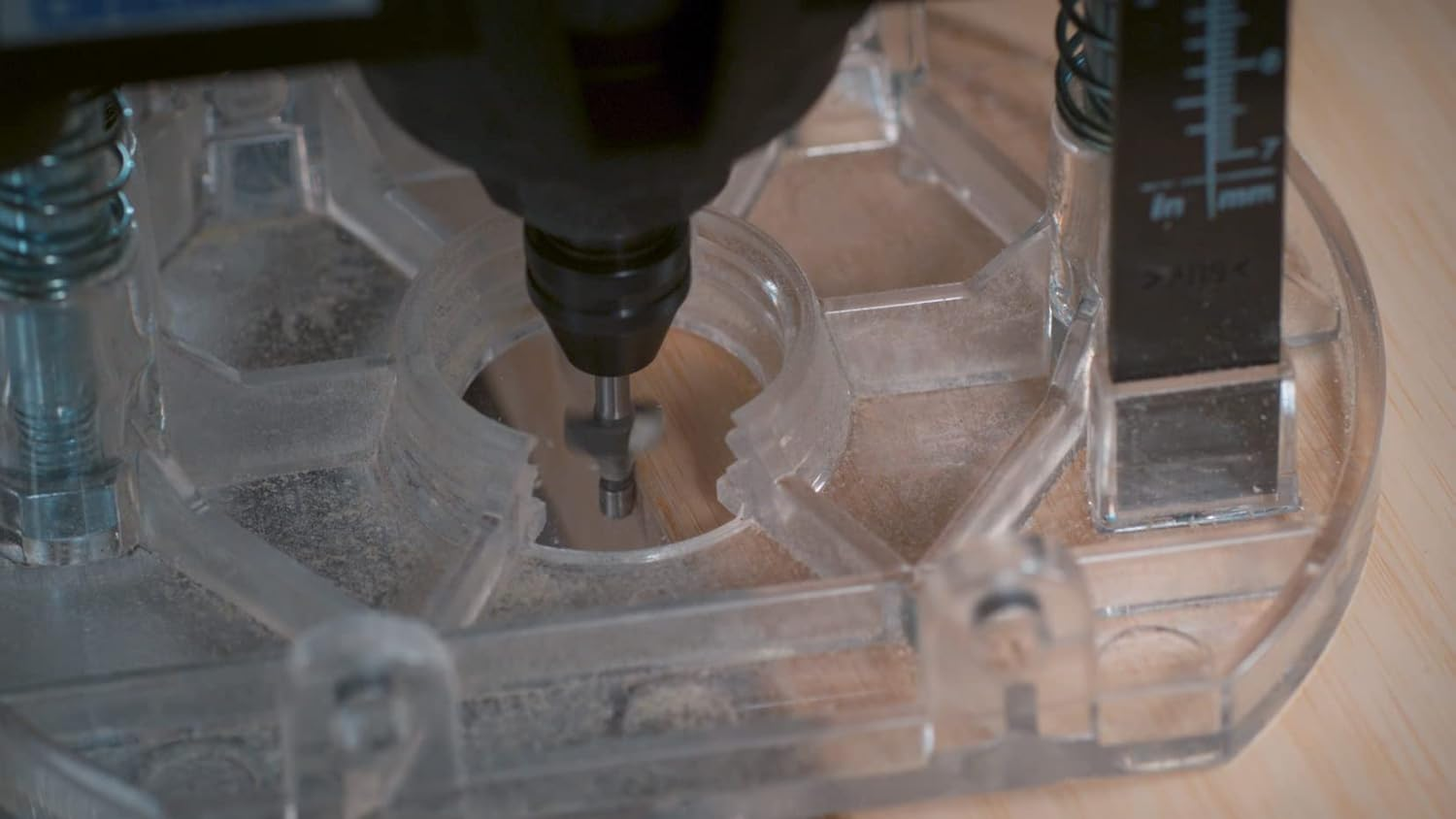 Dremel 660 Router Bit Set, 7 Multipurpose Router Bits for Rotary Tools in Wooden Tool Box, 3.2 Mm Shank