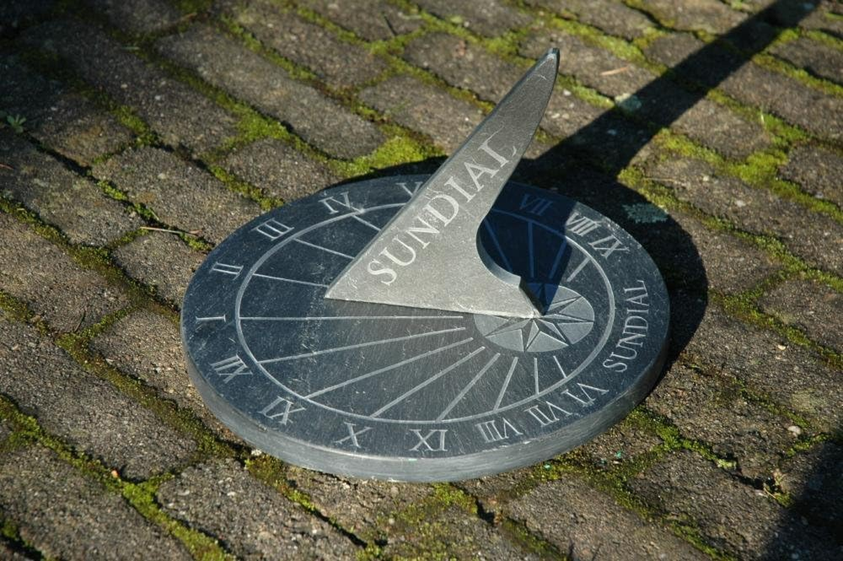 Esschert Design USA LS002 round Slate Sundial image number 1
