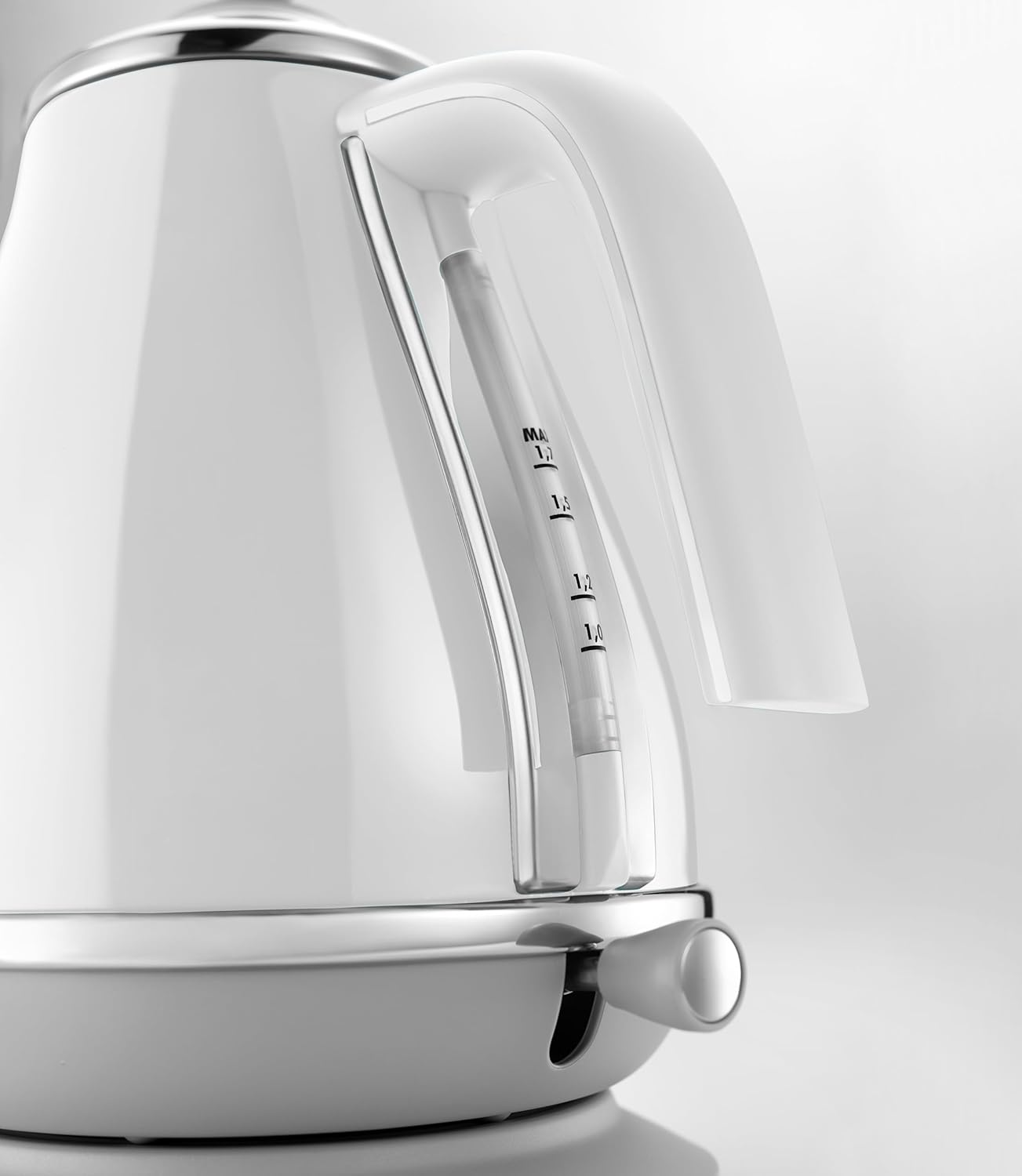 De'Longhi Icona Capitals Electric Kettle KBOC2001W, 1.7L Capacity, 360-Degree Swivel Base, Cord Storage, White image number 2