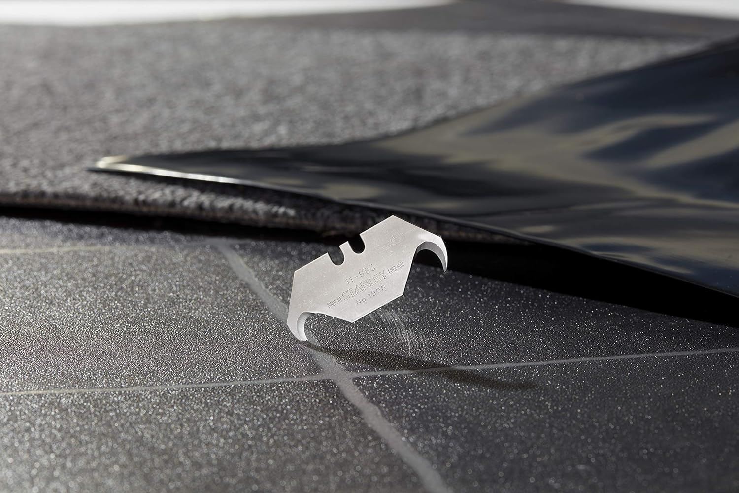 Stanley Hook Blades "1996" 2-11-983 (Without Punching, Especially Suitable for Cutting Packaging, Flooring and Plastic Casing, Pack of 10 in Dispenser) image number 5