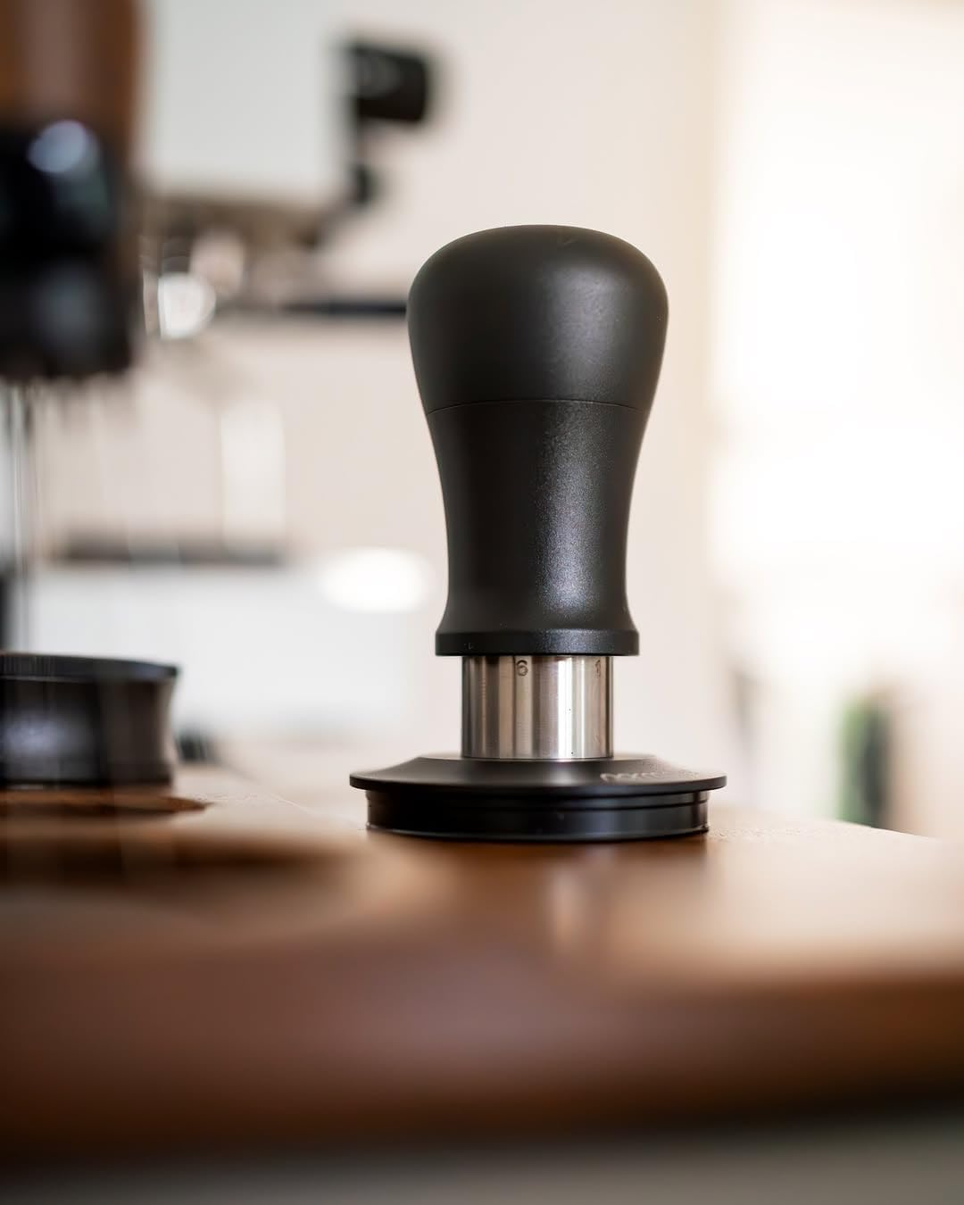 Normcore 58.5Mm Coffee Tamper V5, Spring-Loaded Espresso Tamper with 6 Adjustable Pressure Settings, Tri-Spring Technology, Titanium-Coated Flat Base, Aluminum Handle and Silcone Stand, Black image number 4