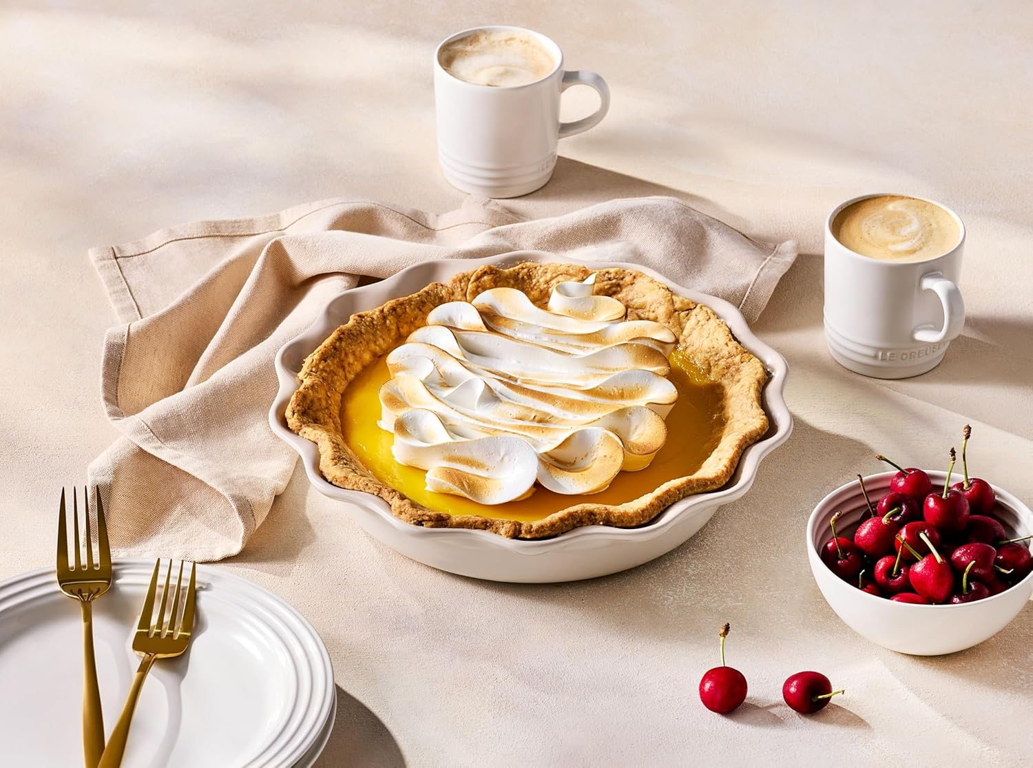 Le Creuset Heritage Stoneware Pie Dish 23Cm 1.2 Litre Meringue image number 4
