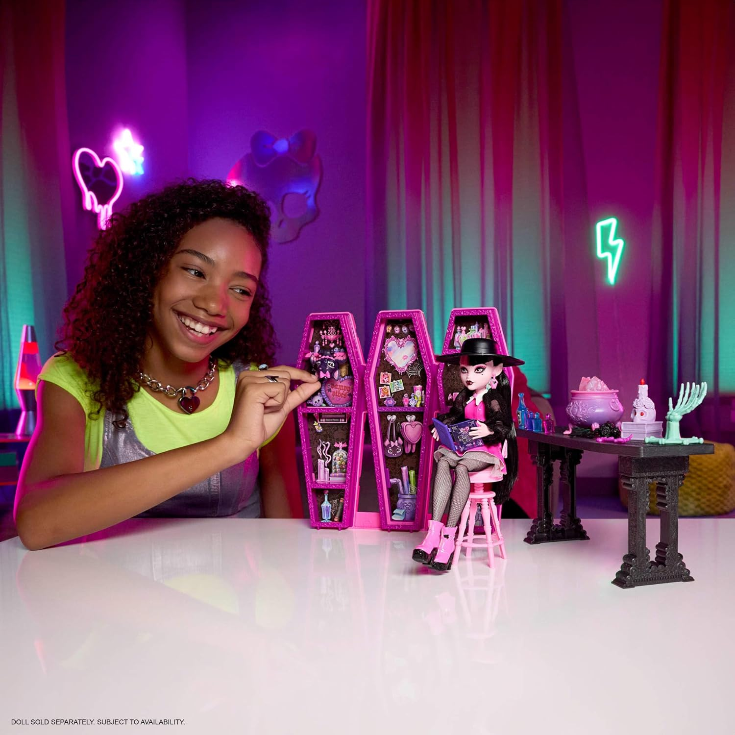 Monster High Toys and Accessories, Draculaura Secret Potion Room Playset with Pet Bat Count Fabulous, 12+ Pieces, and Surprise Transformations image number 5