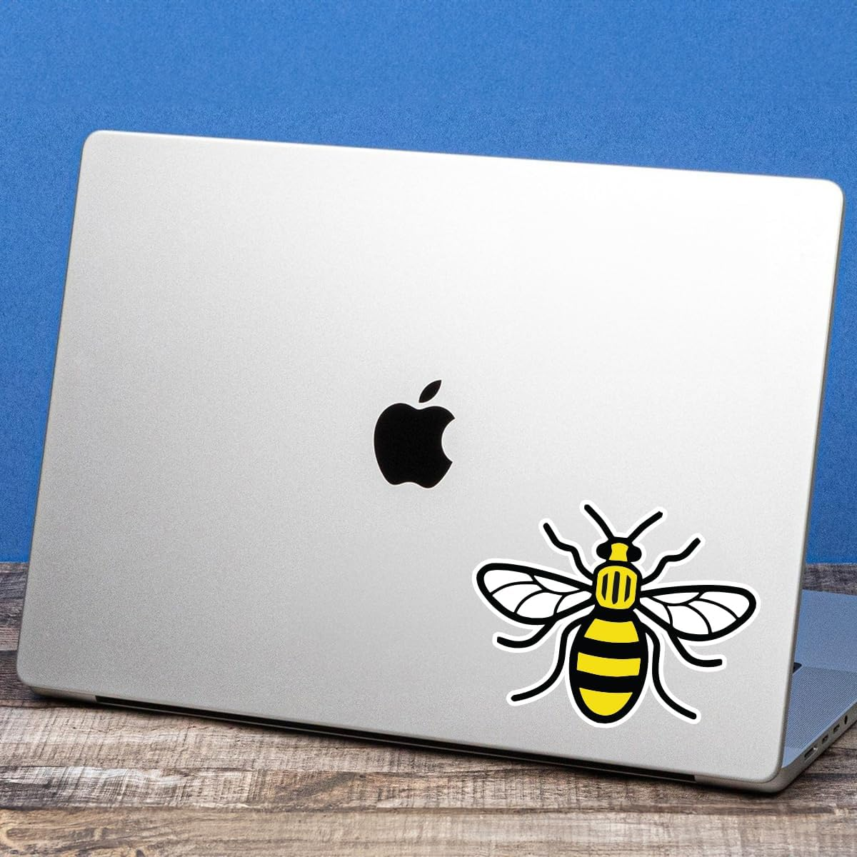 Made in Manchester Bee Sticker | Manchester Worker Bee Car Bumper Sticker Decal Vinyl 12 X 12 Cm | Proud to Be Mancunian Sticker for Car, Van, Laptop, Bedroom, Window (13 X 10Cm)