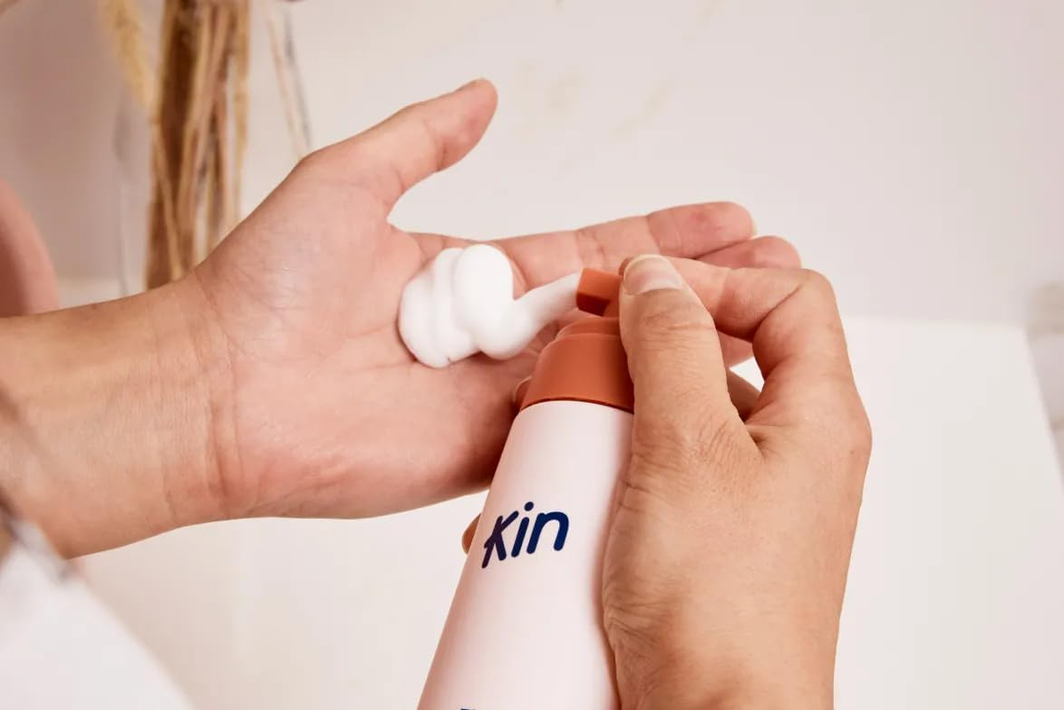 Kin the Healing Foam 150Ml | Witch Hazel Perineal Foam | Postpartum Care Essential for Soothing Aches & Tears | Relieves Discomfort and Swelling from Perineal Tears & Haemorrhoids after Childbirth image number 5