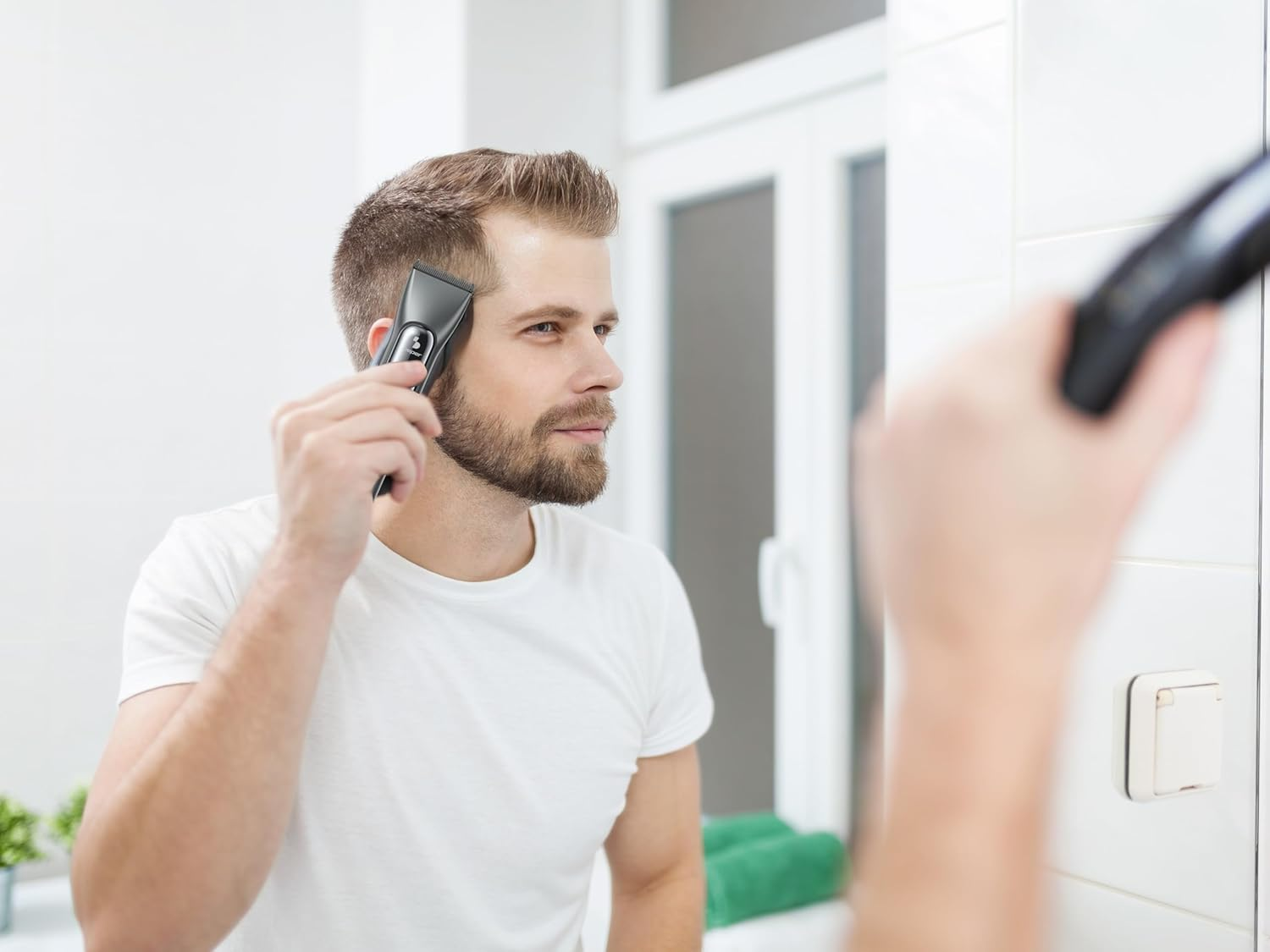 BEPER P304CAP010 Professional Men'S Hair Clipper, Titanium and Ceramic Blades, LED Display, 4 Adjustable Combs, 2 Speeds, Autonomy 3 Hours, USB-C Charging, Wired image number 3