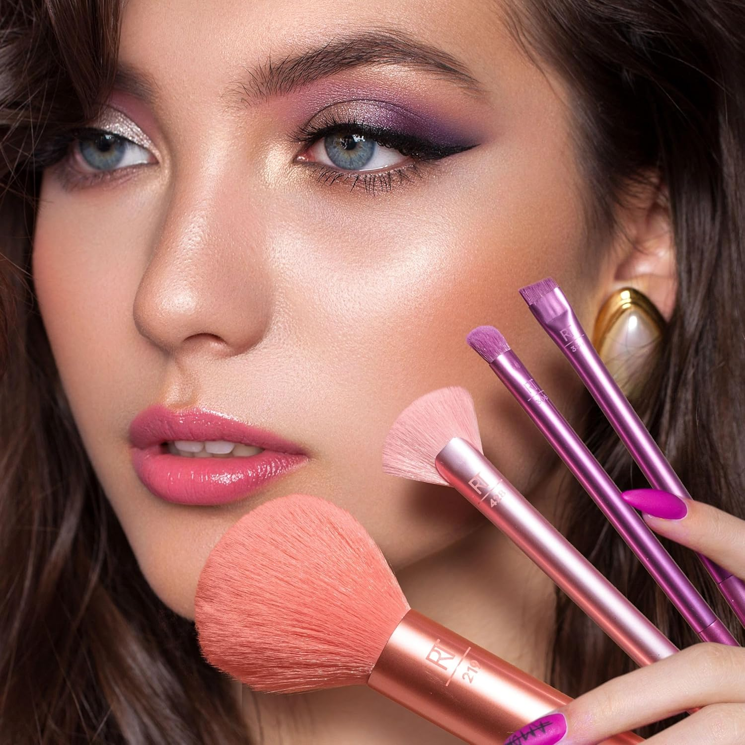 Real Techniques Insta Artist Brush Kit, Face, Cheek & Eye Brush Set, Makeup Brush Kit, for Foundation, Blush, Bronzer, Concealer, & Eyeshadow, Professional Quality Makeup Tools, 9 Piece Set image number 5