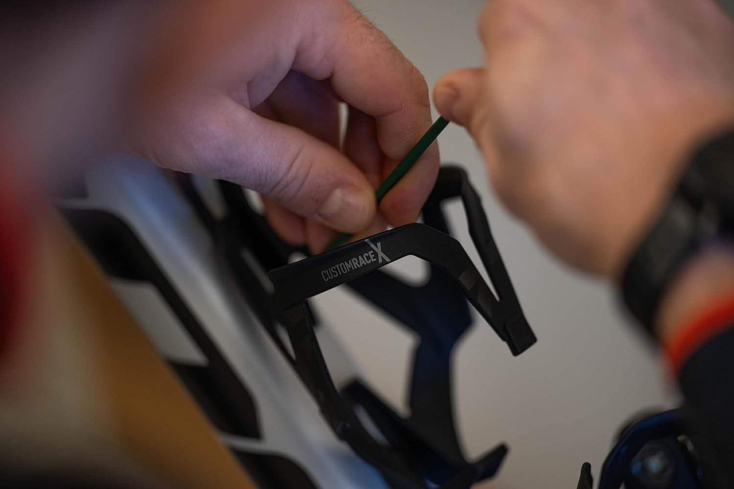 Elite Custom Race X Bottle Cage Red Glossy White Graphic &ndash; Ultra Lightweight Side-Entry Bike Bottle Holder 28.5G &ndash; Self-Adjusting Fibre-Reinforced &ndash; for Road Bike, MTB & Gravel Cycling