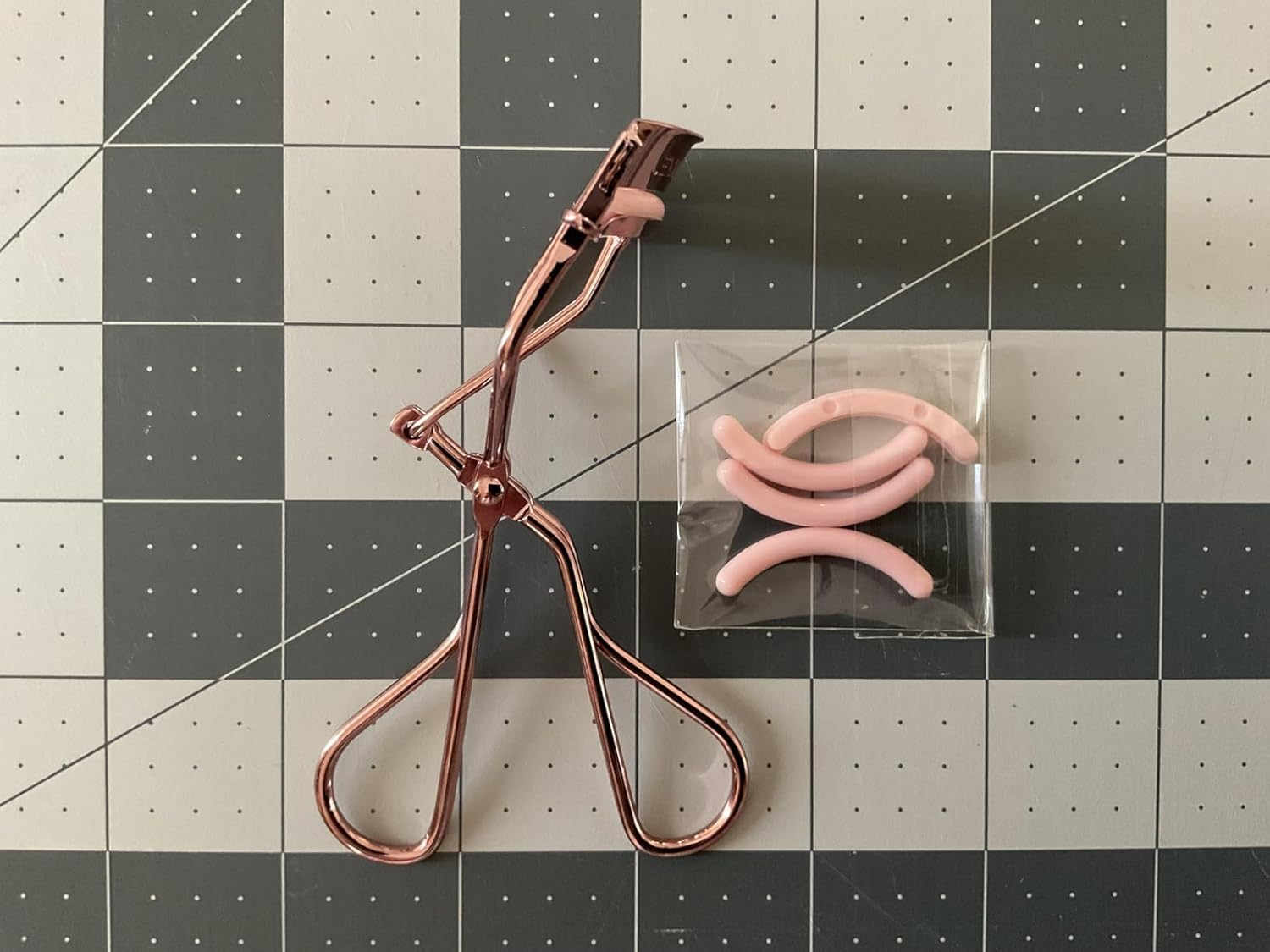 Jenny Patinkin the Big Reveal Eyelash Curler for Hooded Eyes, Deep Set Eyes &ndash; Precision & Professional Eyelash Curler for Difficult Eye Shapes with Replacement Silicone Pad, Nickel Free image number 2