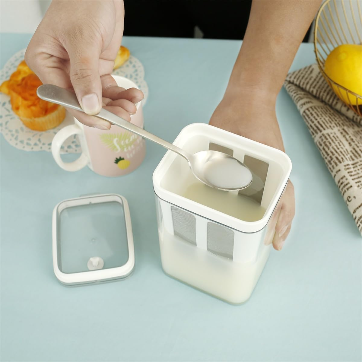 Yogurt Filter,Greek Yogurt Strainer,Fine Mesh Yogurt Filter with Clear Lid,1.1L Cheese Strainer,Cheese Yogurt Whey Separator for Making Thick Greek Yogurt,Household Kitchen Tools (A) image number 5