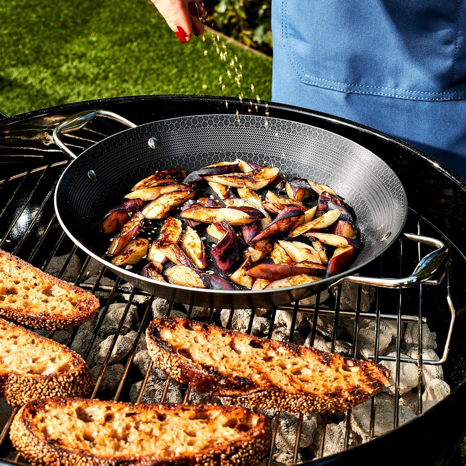 Hexclad Hybrid Nonstick BBQ Grill Pan, Dishwasher-Friendly, BBQ and Oven-Safe up to 480&deg;C image number 6
