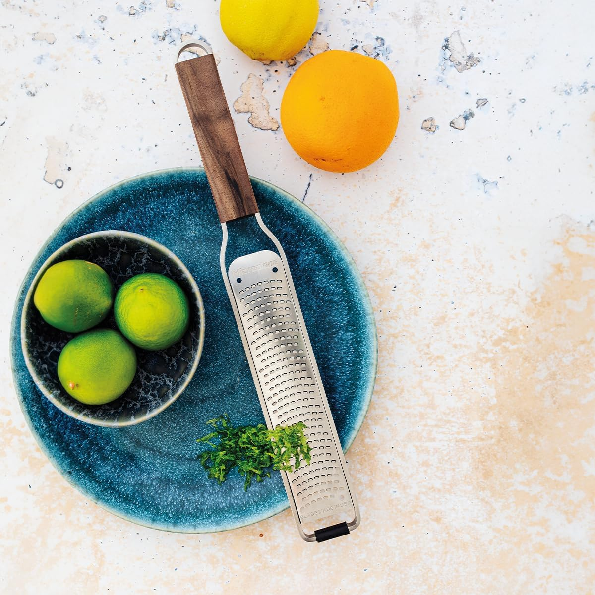Microplane Master Series Zester Grater - Premium Stainless Steel Blades, Effortless Zesting, Grating of Citrus, Cheese, Garlic, Ginger, & Vegetables, Non-Slip Base, 27.3 Cm Long, Walnut Handle - Brown