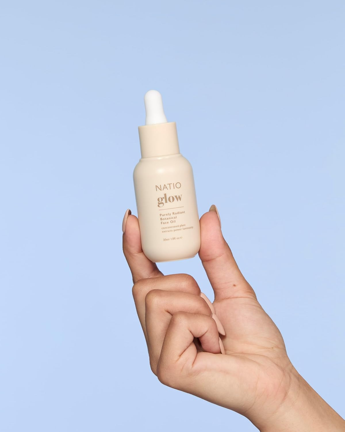 Natio Australia Glow Purely Radiant Botanical Face Oil - Hydrating and Nourishing Face Oil - Clinically Tested & Fragrance Free - Sweet Almond Oil, Jojoba Oil, Roehip, Squalane, Vitamin E, Kakadu Plum & Pomegranate - Vegan Friendly & Made in Australia image number 4