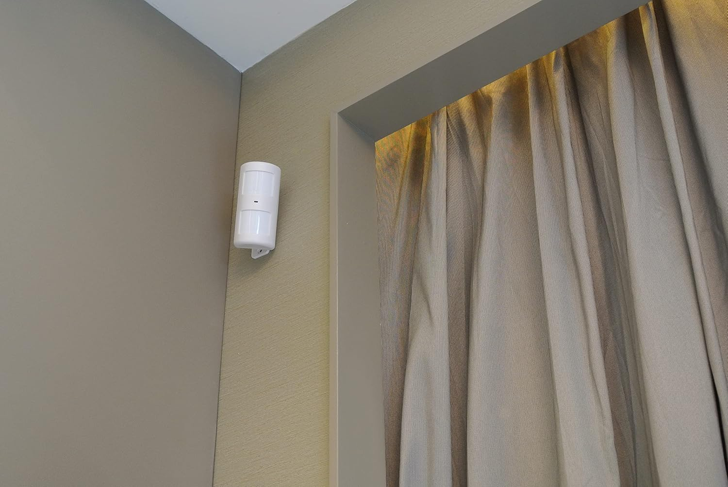 Chuango PIR-910 Pet Safe Motion Sensor Wireless Indoor Human Motion Detection Energy Saving Mode Tamper Protection 110&deg;/ 5M Detection Range