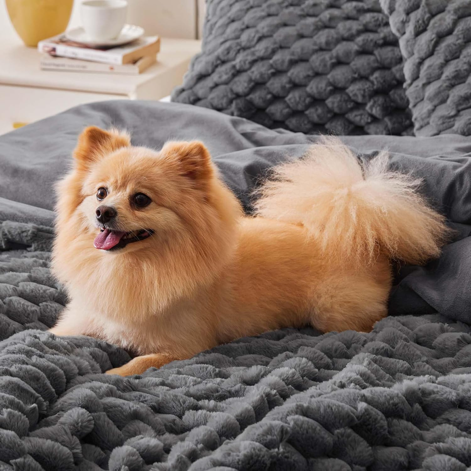 BEDELITE Fluffy Queen Comforter Set - Grey Fleece Soft Comforter for Queen Size Bed, Luxury Warm Bedding Set for Winter, Fuzzy Bed Set 3 Pieces (1 Comforter, 2 Pillowcases)