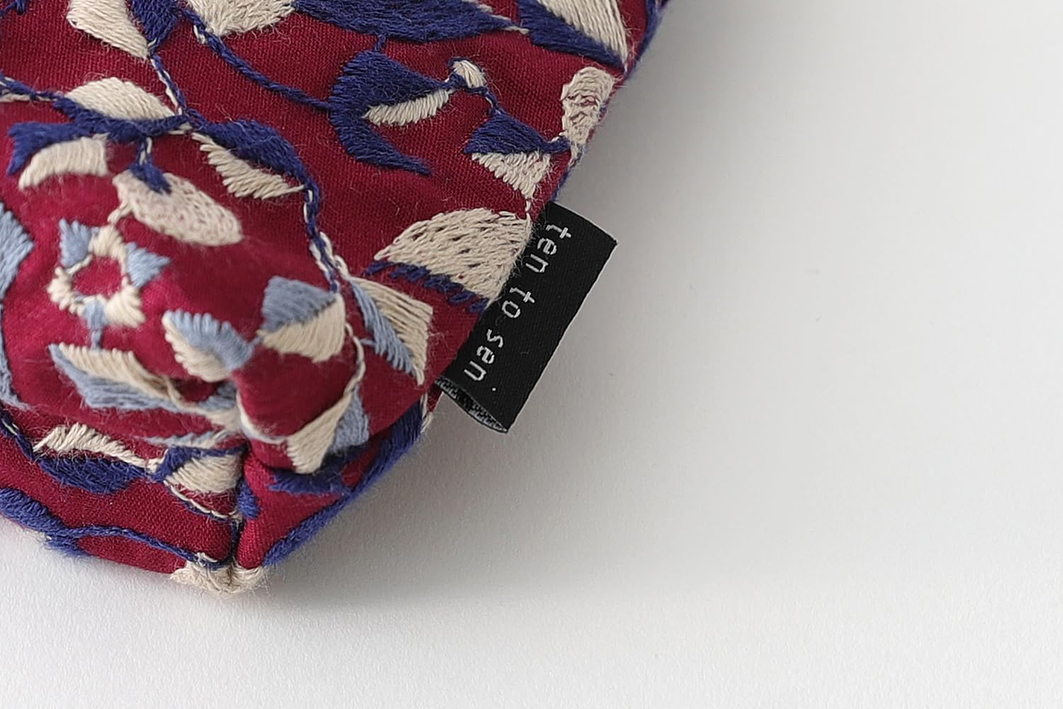 Ddintex Ten to Sen Basic Pouch, Bird, Purple, 5.9 X 4.1 X 1.8 Inches (15 X 10.5 X 4.5 Cm) [Using Dot and Line Embroidery Fabric] image number 4