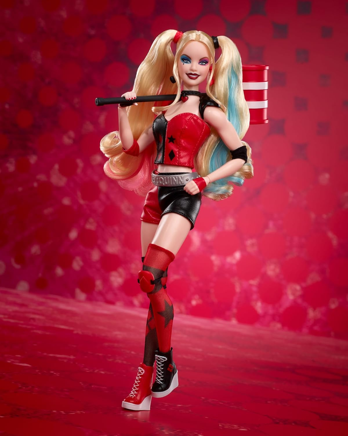 Mattel Barbie Signature Harley Quinn Collector Doll with Posable Body, Iconic Outfit, and Mallet Accessory, DC Batman 85Th Anniversary Collectible image number 2