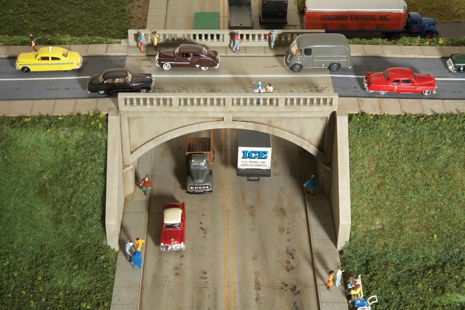 Walthers Cornerstone Series Kit HO Scale Street System- Arched Road Bridge image number 1