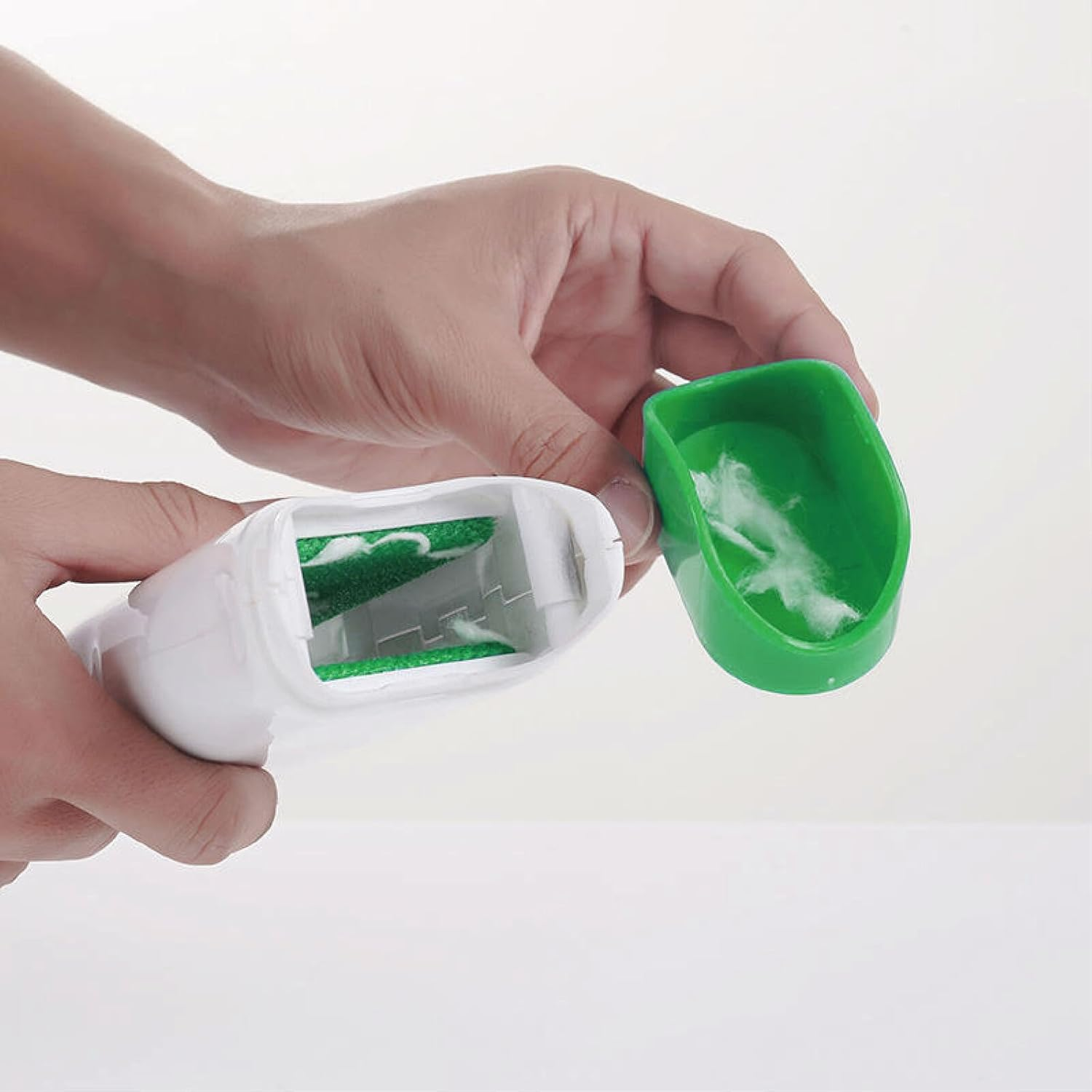 Leona Co Fuzzy Fur Lifter: Self-Cleaning Pet Fur & Lint Remover image number 5