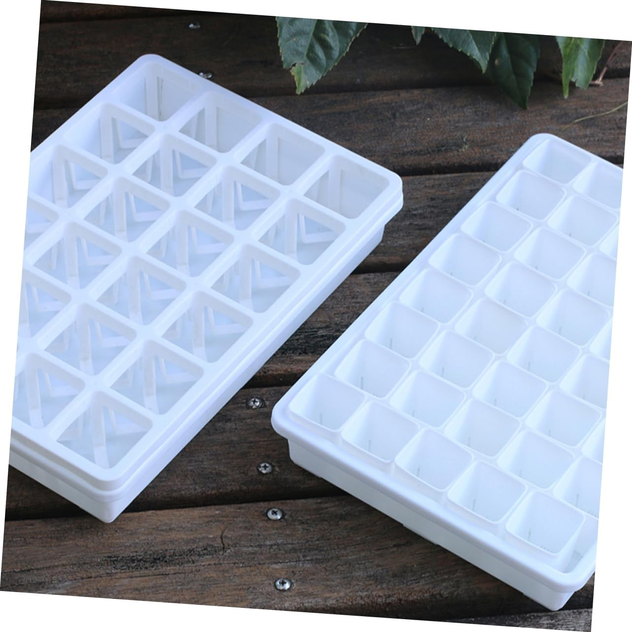 MOBUTOFU 2Pcs Plastic Flower Pot Tray Plant Saucer Reusable for Indoor Plants Water Catcher Container for Potted for Gardening Accessories and Care image number 2